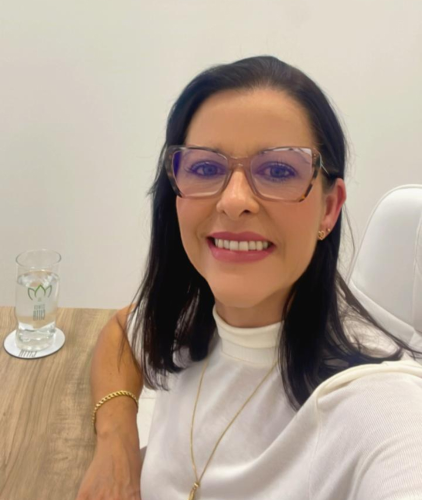 Maria Angélica nutricionista em Indaiatuba sorrindo no consultório